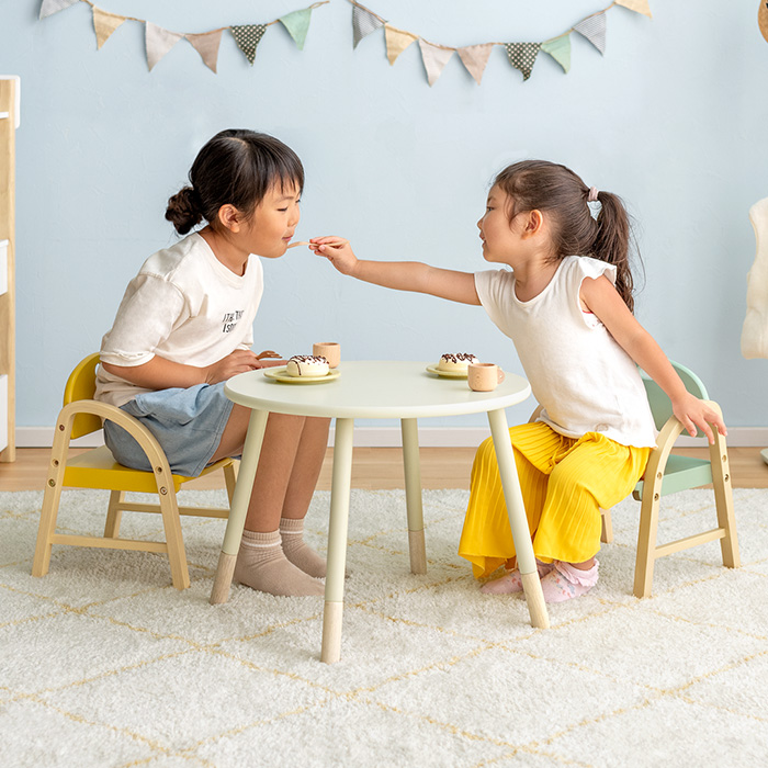 子どもがおままごとをして遊ぶ